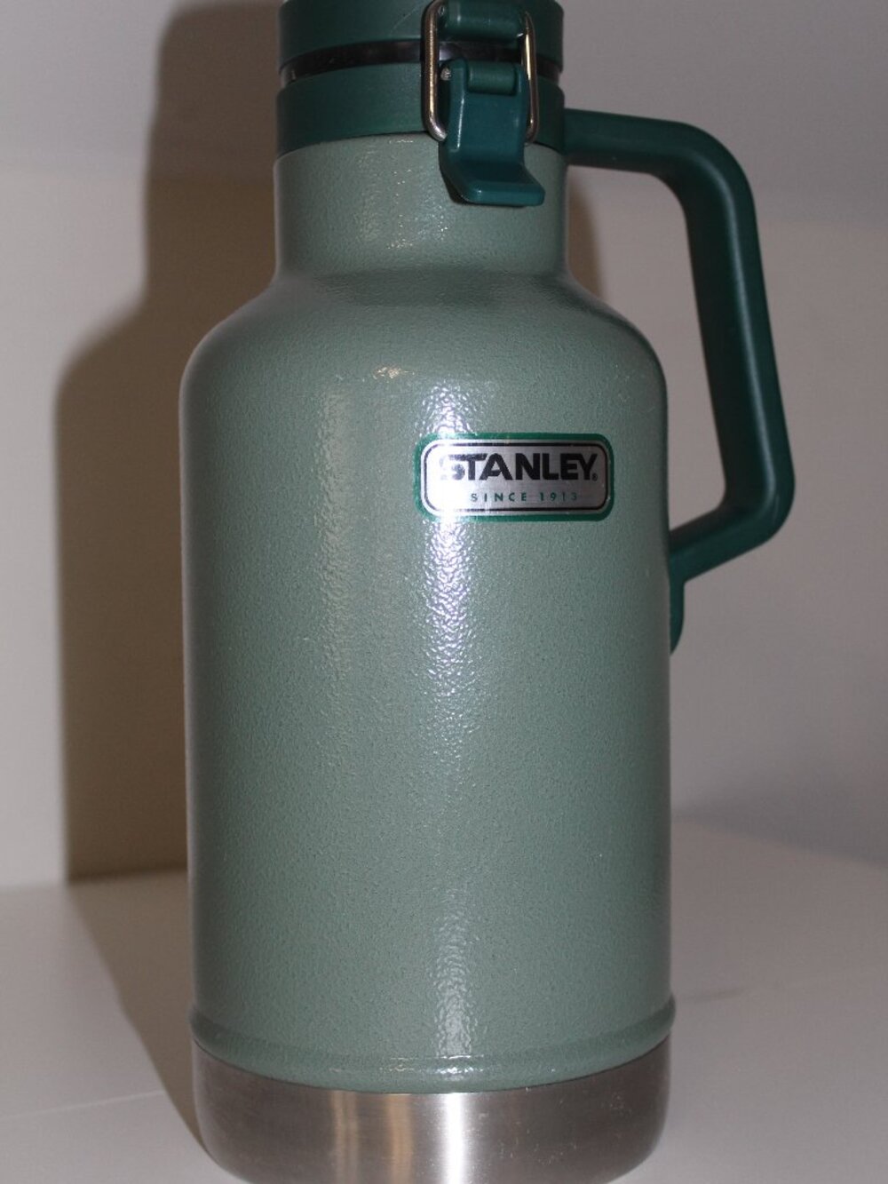 Stanley Classic 64oz Beer Growler Insulated Cold Micro Brews Hammertone 2qt 1.9L